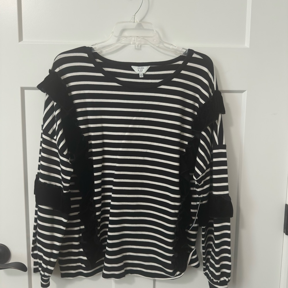 Crown & Ivy Black and White Ruffle Sleeve Top